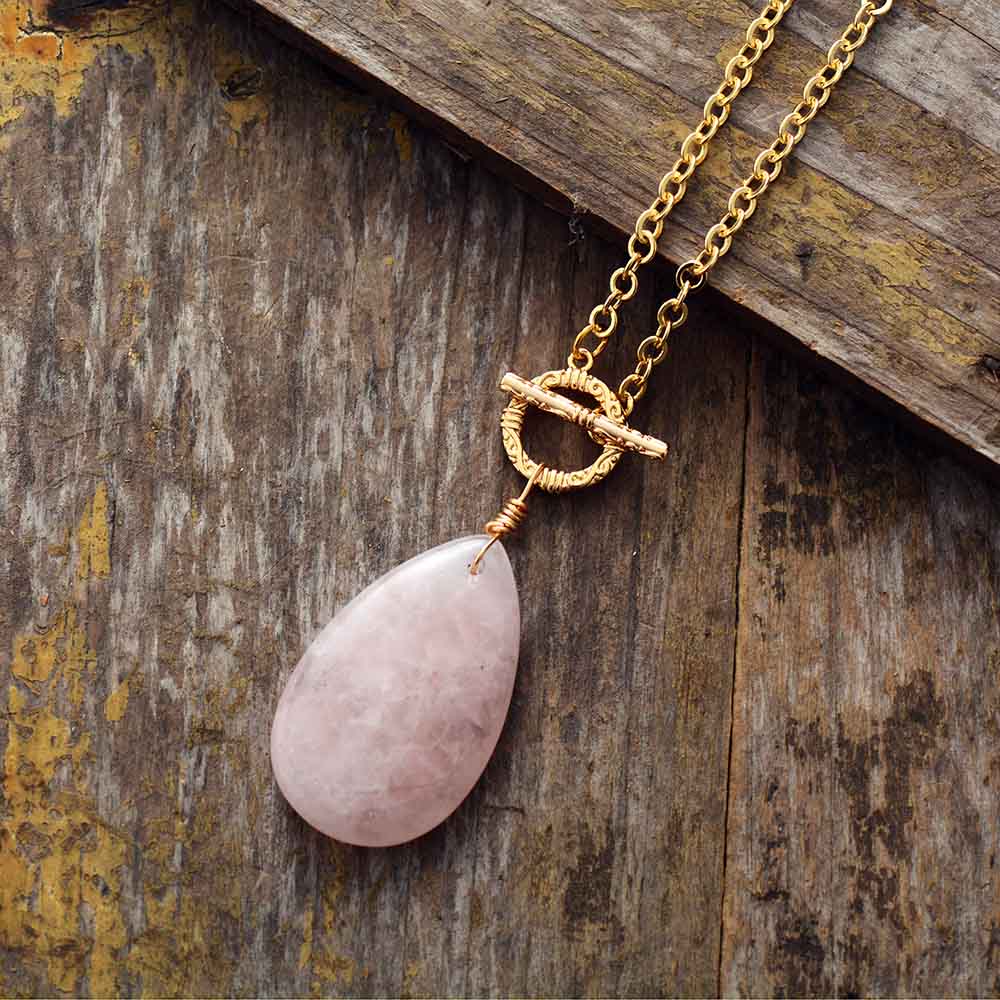 Pendentif doré goutte de Quartz Rose