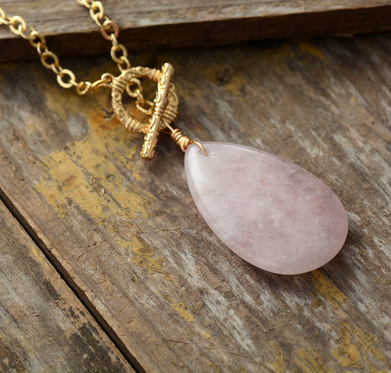 Pendentif doré goutte de Quartz Rose