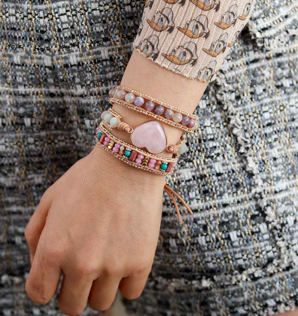 Bracelet en cuir, pierres naturelles et coeur de Quartz Rose