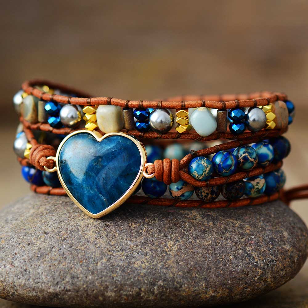 Bracelet en cuir et coeur en pierre d'Apatite